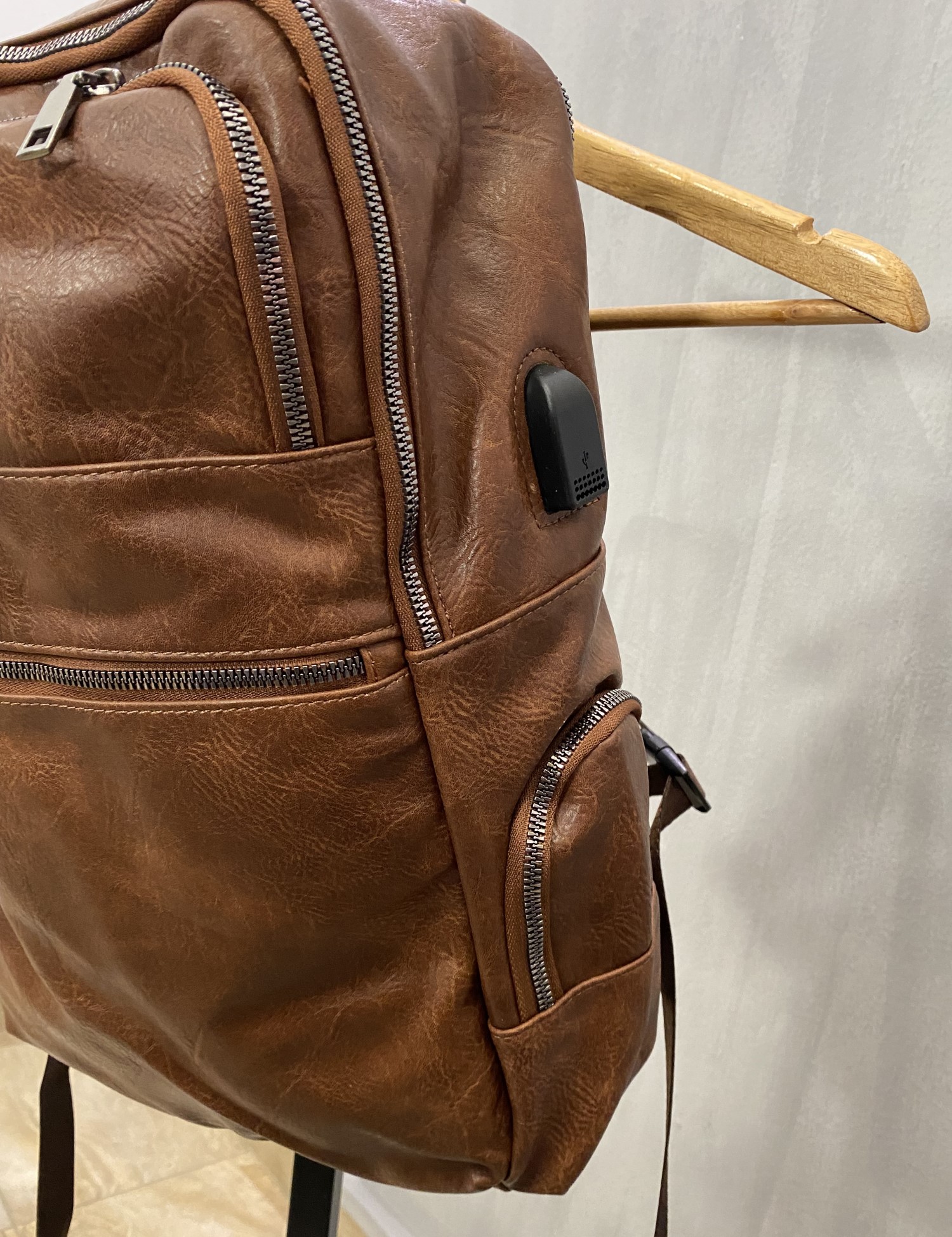 Ανδρικό ταμπά σακίδιο πλάτης με πολλαπλές θήκες B9640103T φωτογραφία